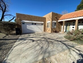 Building Photo - Beautiful 3 Bedroom, 2.5 Bathroom, Availab...