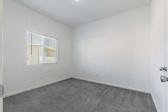 Building Photo - 4 bedroom home for RENT in Manteca with RV...
