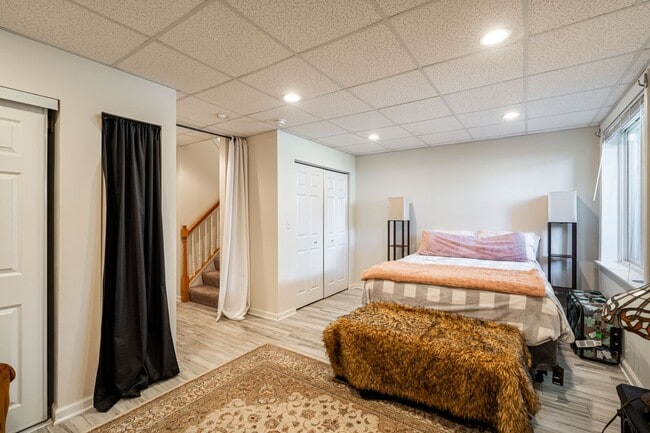 Building Photo - Live steps from Lake Michigan in this spac...