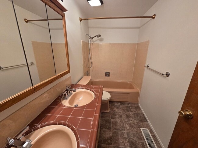 Building Photo - 2136 N 187th St