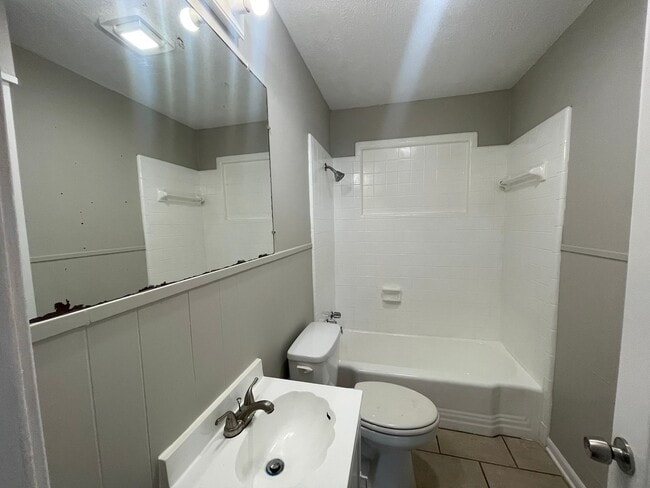 Building Photo - Won’t last long! Make the call today!