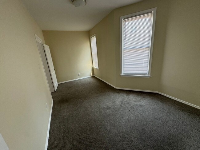 Building Photo - 1543 W Marquette Rd