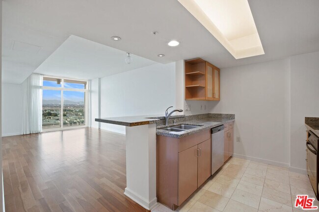 Building Photo - 13700 Marina Pointe Dr
