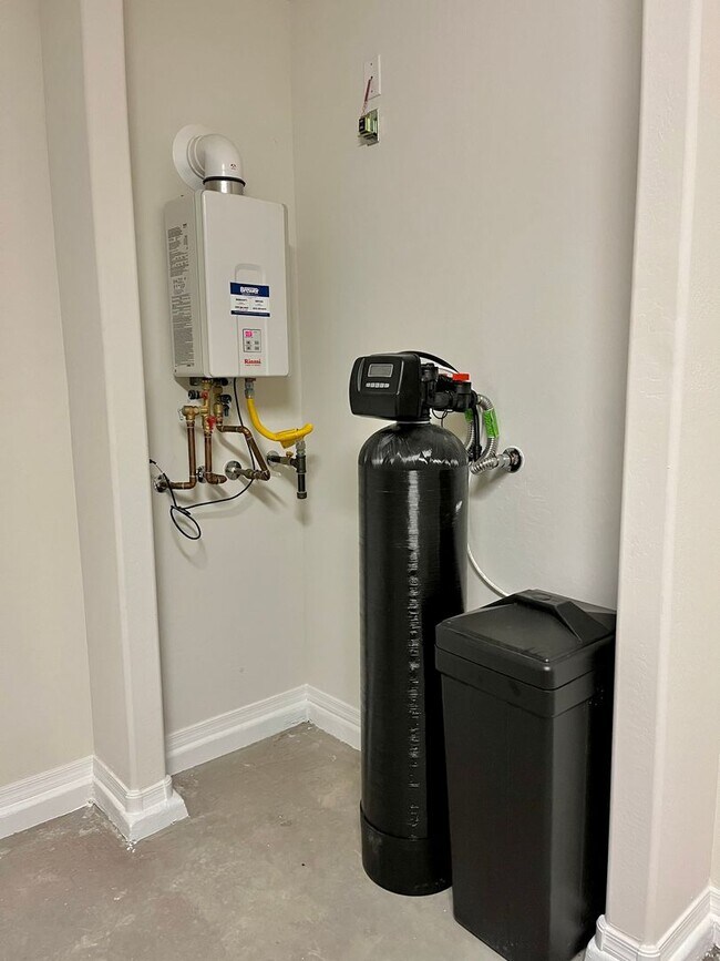 Building Photo - Home in Litchfield Park at Canyon Views! 2 MASTER SUITES!