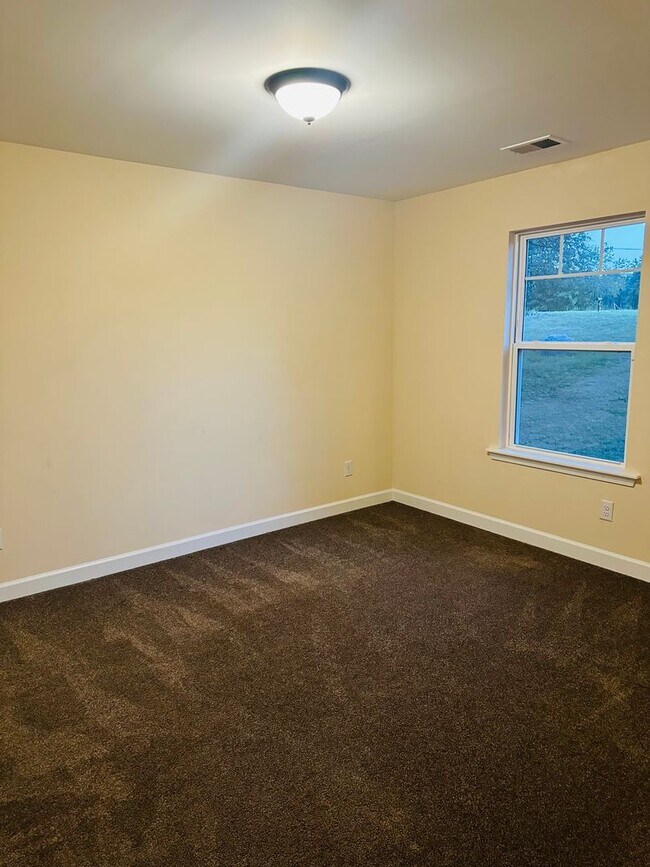 Building Photo - Spacious 4BR Home on 1.98 Acres with Modern Finishes in Tupelo Hills