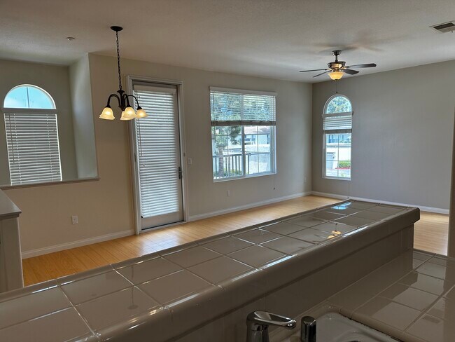 Building Photo - 310 Sunset Way