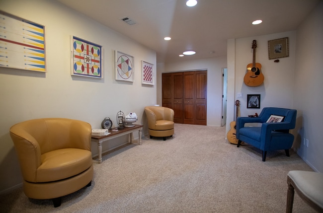 Building Photo - Janin Acers - Pool - Pet Friendly - FURNISHED OR UNFURNISHED