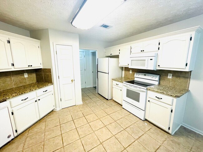 Building Photo - ** 3 Bed 2 Bath located off McQueen Smith ...