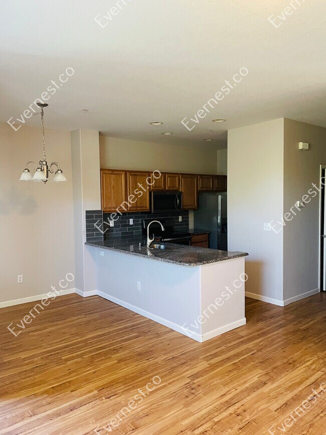 Building Photo - 3-Bed/2.5-Bath/