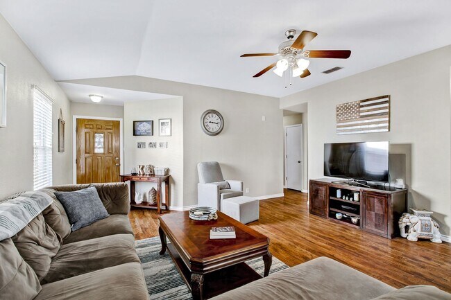Building Photo - Stunning Open-Concept Home with Modern Amenities and Prime Location