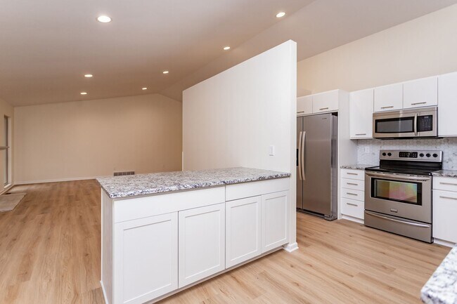 Building Photo - Spacious & Bright Broadmoor Townhome with Covered Deck!