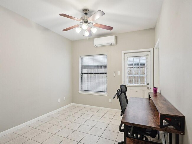 Building Photo - 4411 Koehler St
