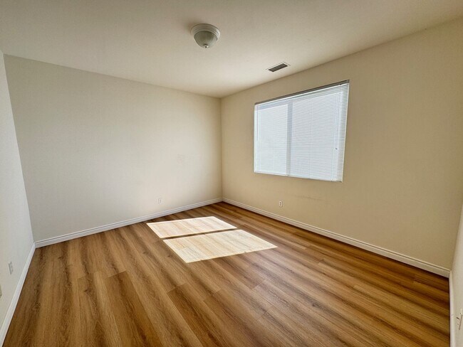 Building Photo - Gorgeous Remodeled 3+2 - $3000