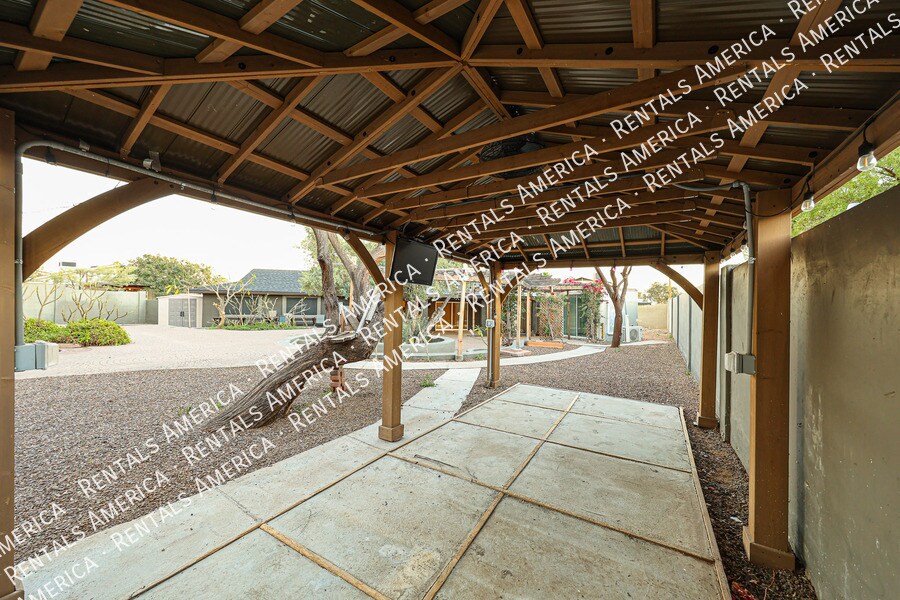 Building Photo - 1424 N Gene Ave