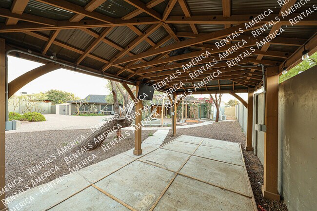 Building Photo - 1424 N Gene Ave