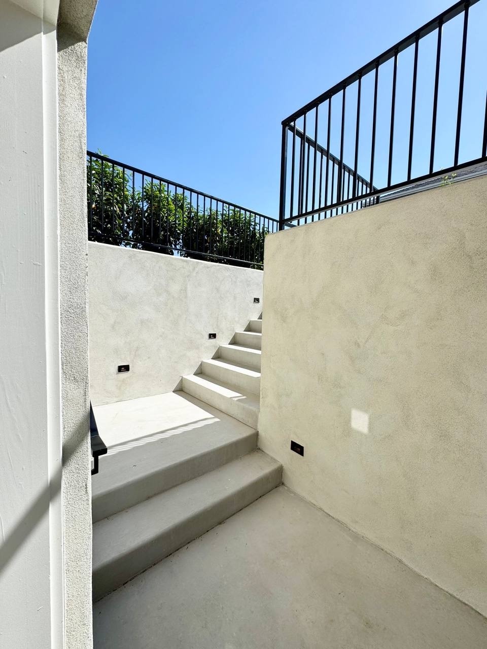 Building Photo - 698 S Lake View Dr