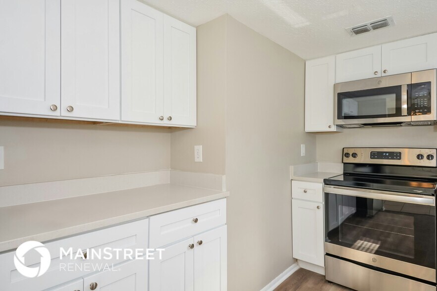 Building Photo - 2827 Marshall Dr