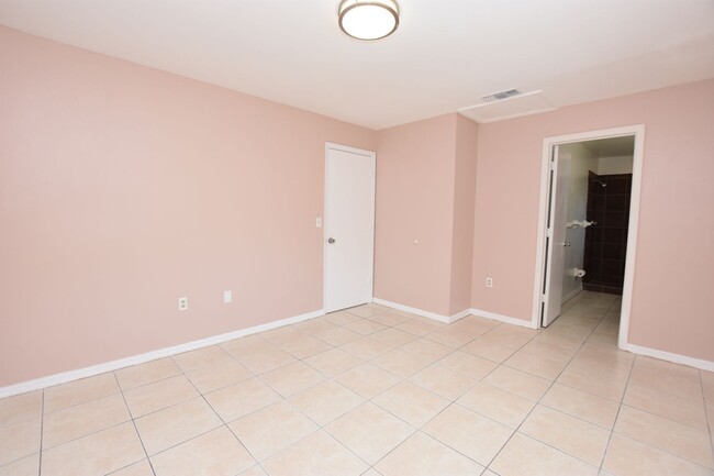 Building Photo - 3/2 Half Duplex in N. Lakeland!