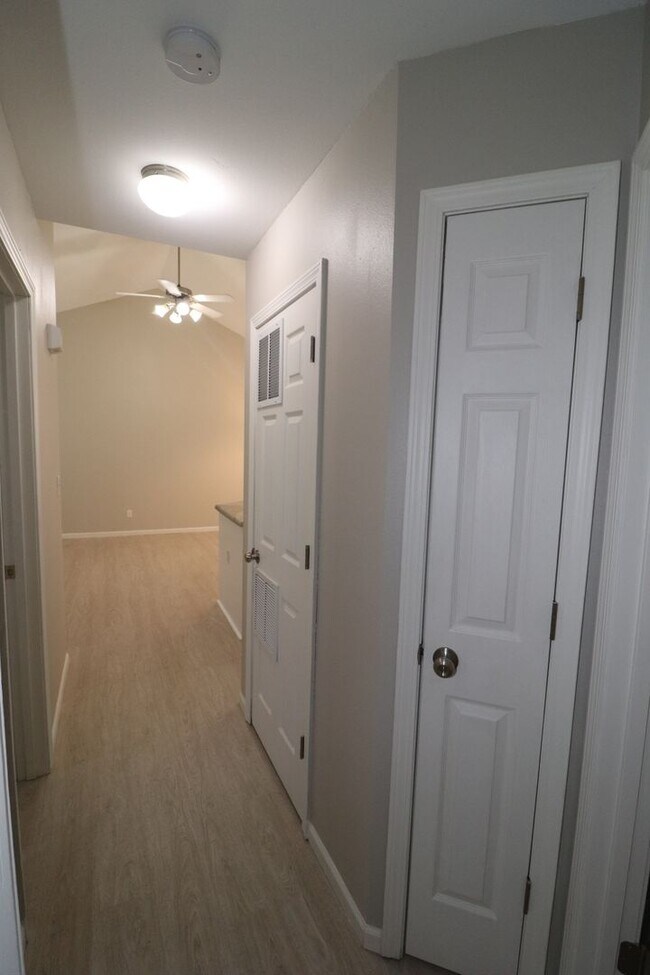 Building Photo - Newly updated duplex for rent!