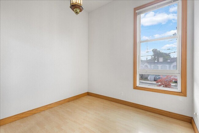 Building Photo - 1702 Paru St