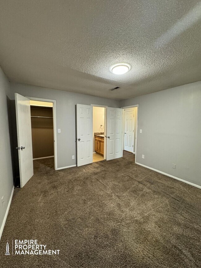 Building Photo - Move In Special: 1/2 Off 1st Month's Rent!!