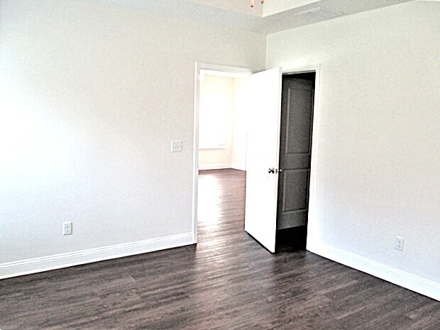 Building Photo - 907 Sunny Stroll Dr