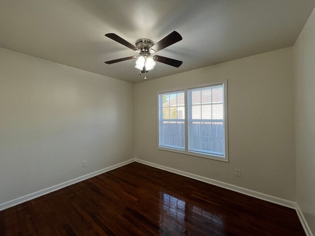 Building Photo - Well Maintained Two Bedroom One Bath!