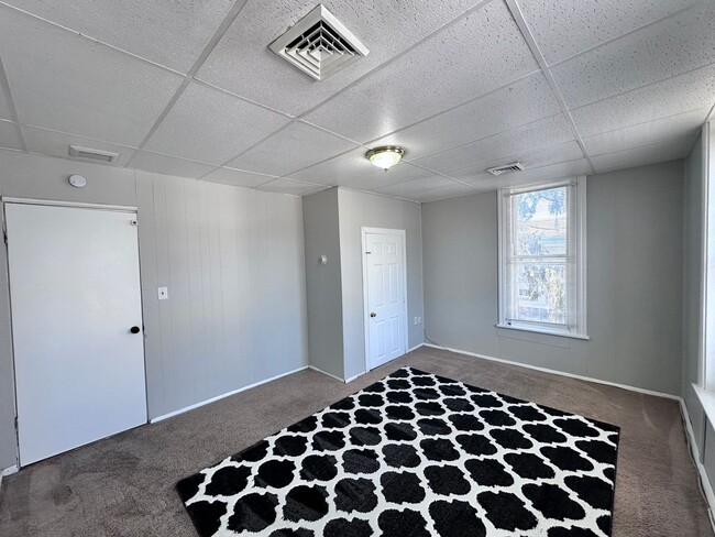 Building Photo - 2 W Stiegel Street