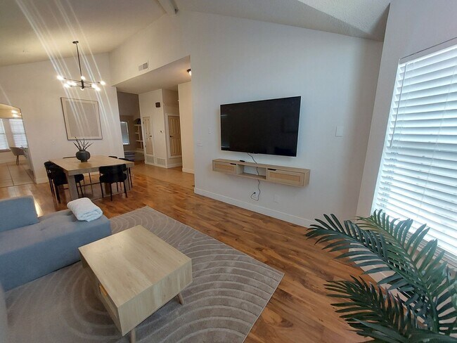 Building Photo - 4 BEDROOM 2 BATHROOM HOME 3 CAR GARAGE HOM...