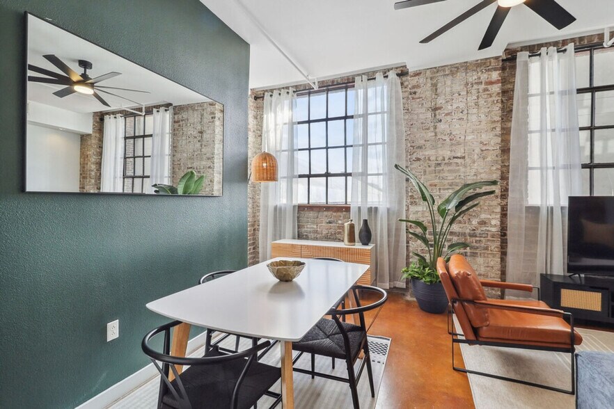 Building Photo - 840 St Charles Ave