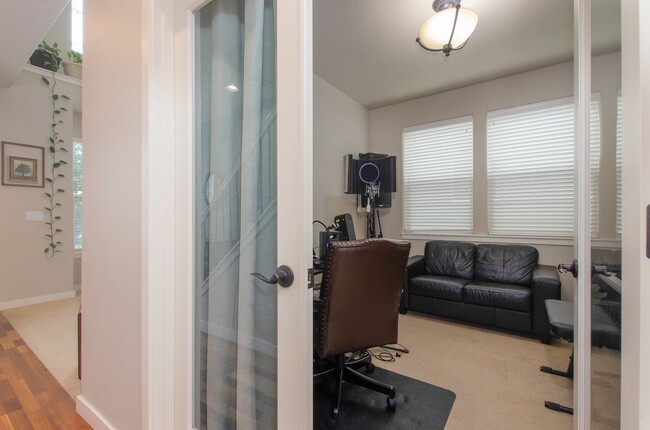 Building Photo - Large 3 bdrm / 2.5 bath with open floor pl...