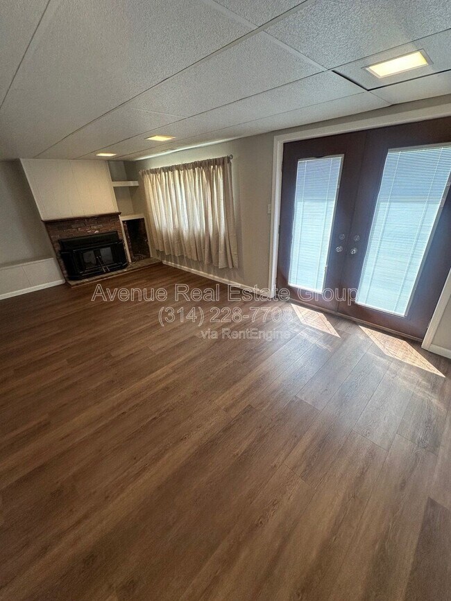 Building Photo - 425 Westglen Village Dr