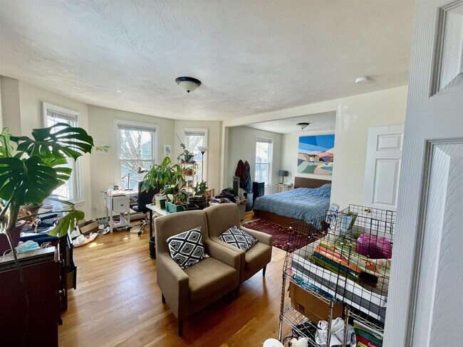 Building Photo - 389 Columbia St