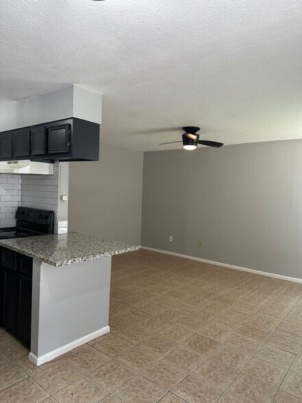 Large living space - 705 Edgar St