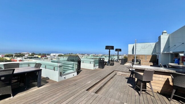 Building Photo - West-facing Modern Apartment w/ Sweeping View of SF, Golden Gate & Mt Tam