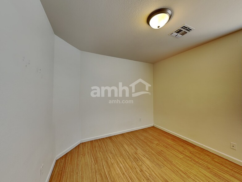 Building Photo - 1324 W Pleasant Ln