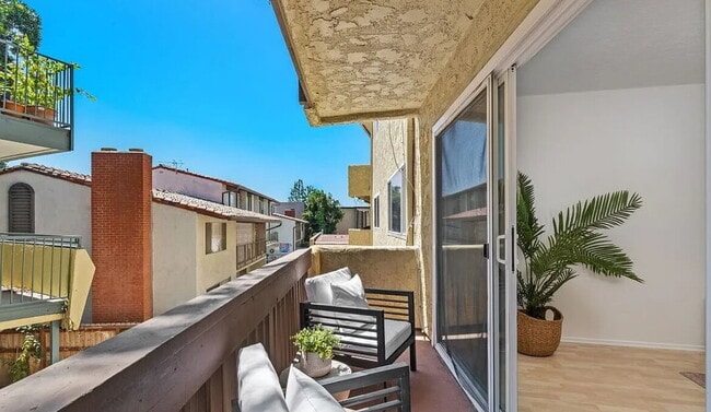 Building Photo - Spacious and  light-filled one-bedroom, on...