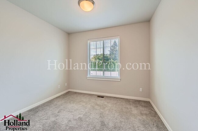 Building Photo - Gorgeous 3-Bed Hillsboro Home with a Fence...