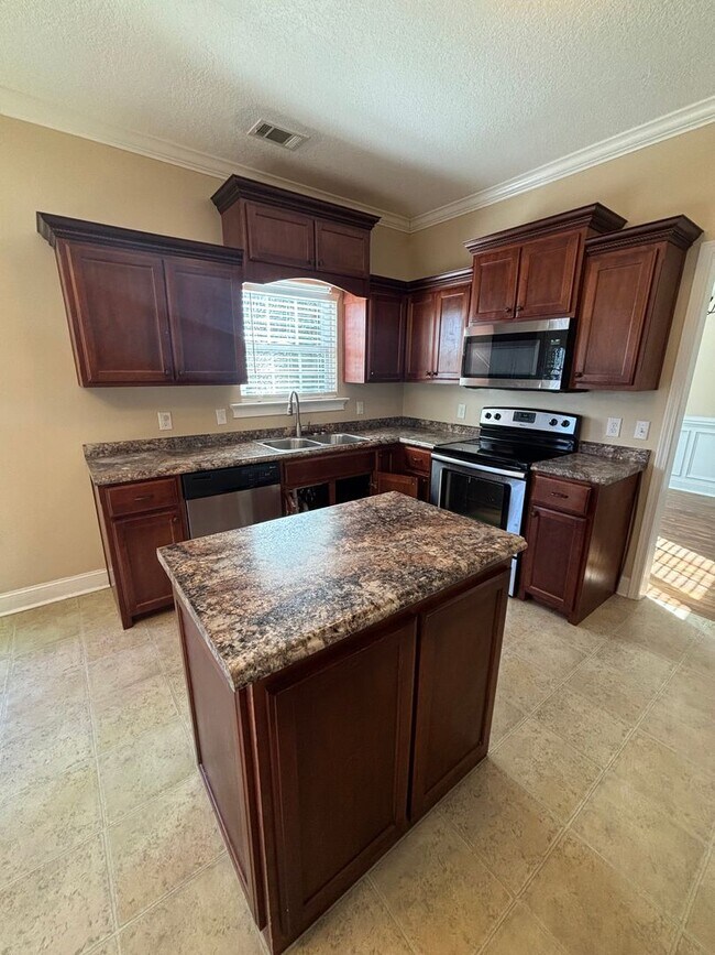 Building Photo - AVAILABLE NOW!