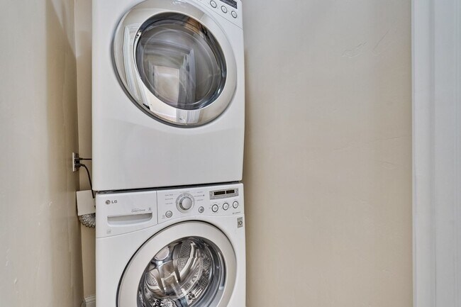 Building Photo - Updated 3 bedroom , 2 bath home in Mountai...