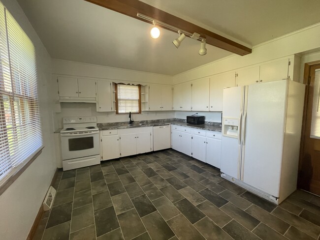 Building Photo - 162 Oak Grove Dr