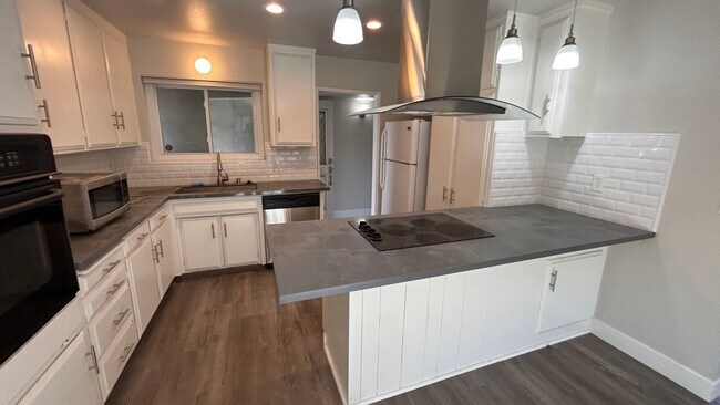 Building Photo - 2960 Cabrillo Dr