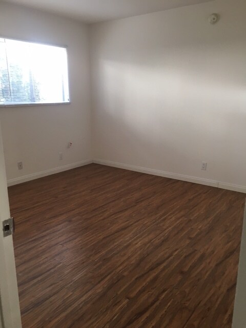 Building Photo - 1610 Barry Ave