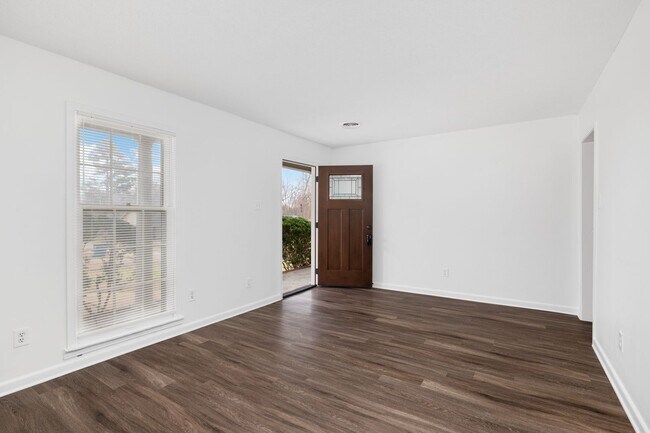 Building Photo - 5 bedroom 3 bath in Covington recently renovated just off the town square