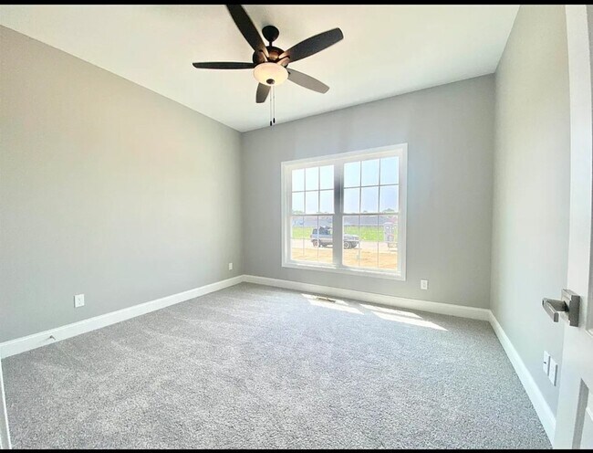 Building Photo - 4 Bed 2 bath with 3 car attached garage