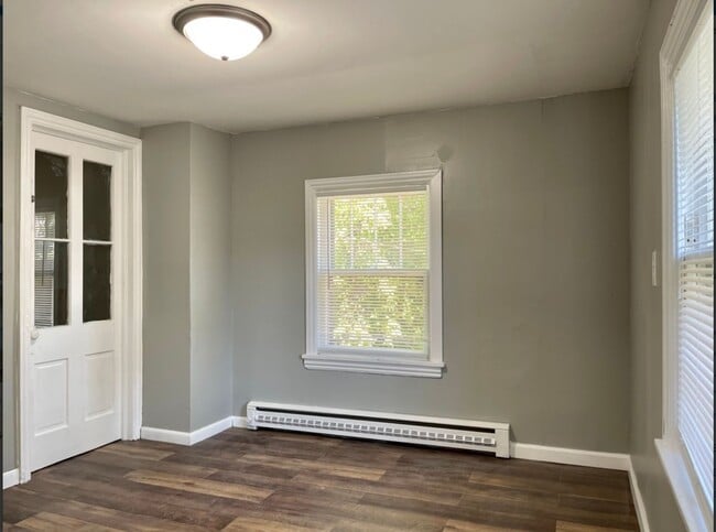 Building Photo - Awesome 5 Bedroom 2Bathroom Duplex in St Paul!!!