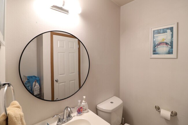 Building Photo - 4 Bed 2.5 Bath - Fully Fenced - Pet Friend...