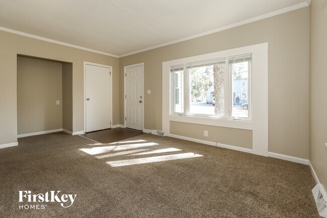 Building Photo - 14 E Willow Dr