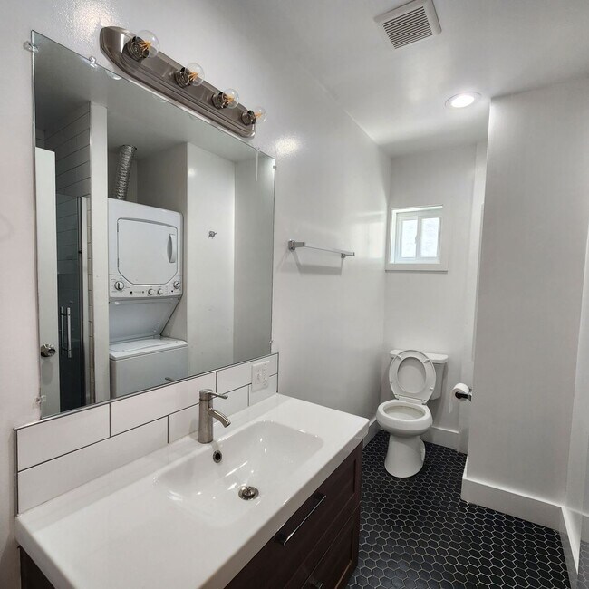 Building Photo - Fully renovated 2bedroom in brewerytown