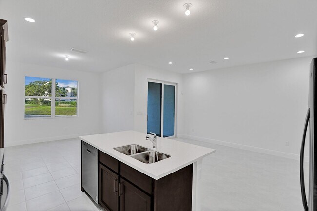 Building Photo - 585 Sanderling Cir